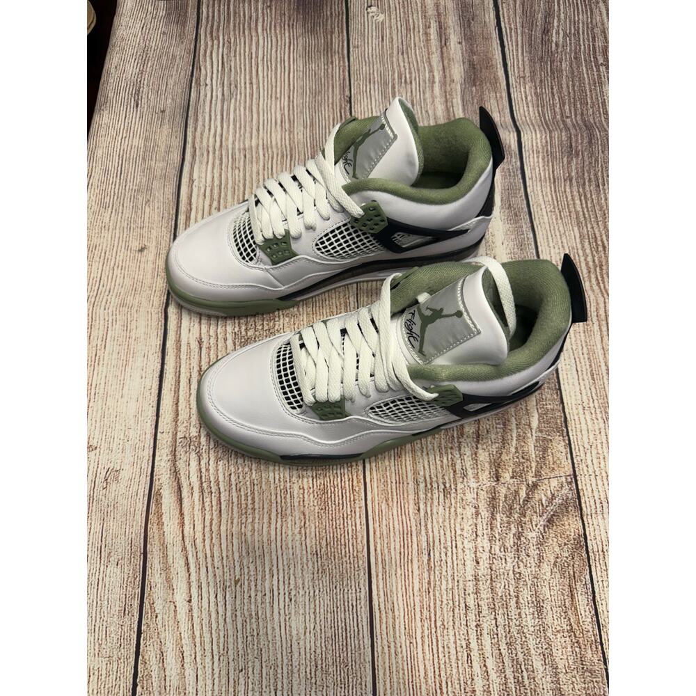 Jordan Women’s Retro 4, Women’s size 9